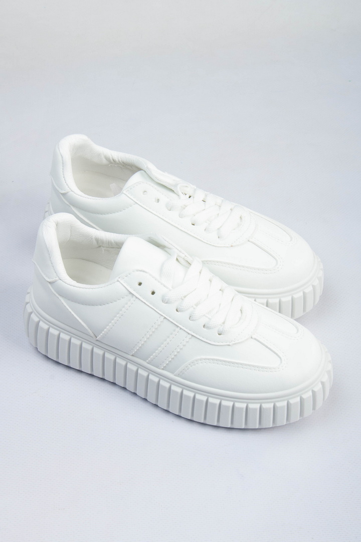 Кросівки жіночі